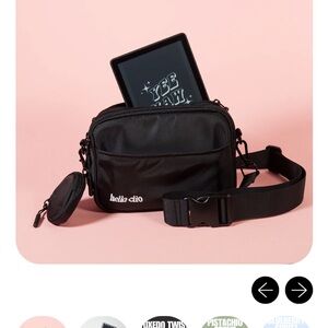 Sleek Black Crossbody Bag with Adjustable Strap